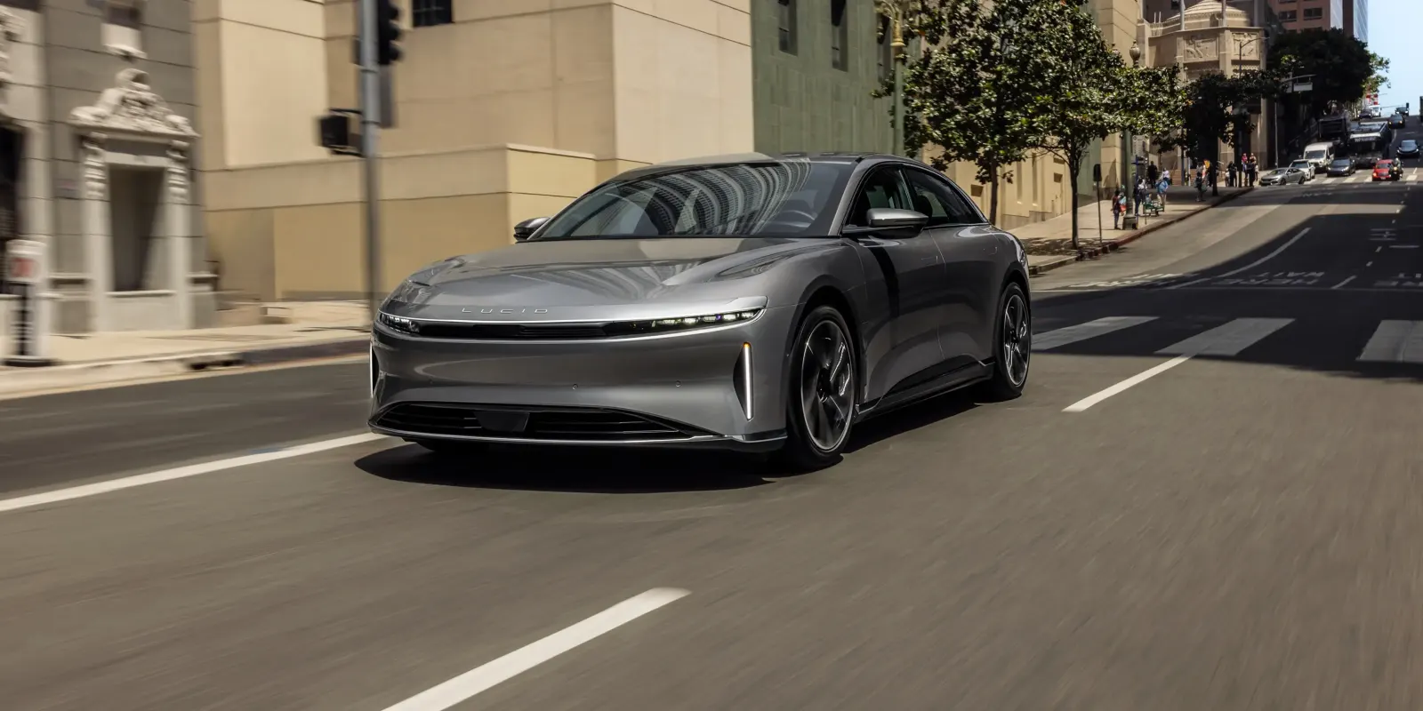 Lucid Air 車身與外部燈具可辨識的官方產品情境照片
