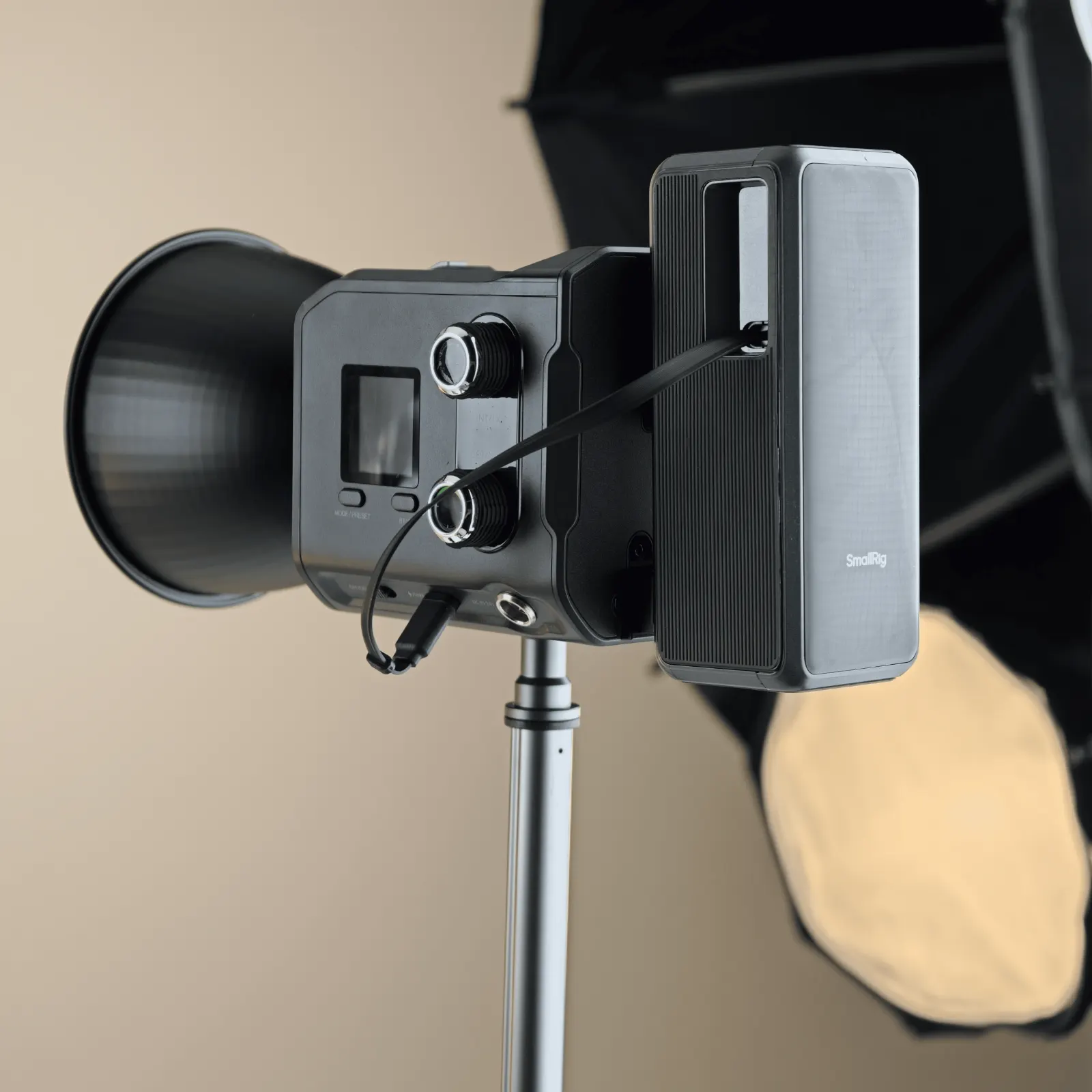 SmallRig 行動電源固定在燈具旁的官方情境照