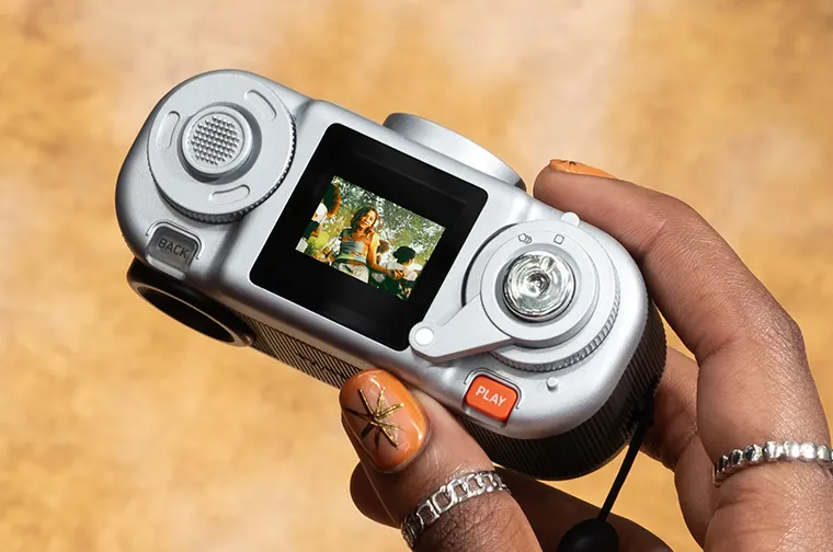 instax Pal 2 機頂螢幕回看已拍照片
