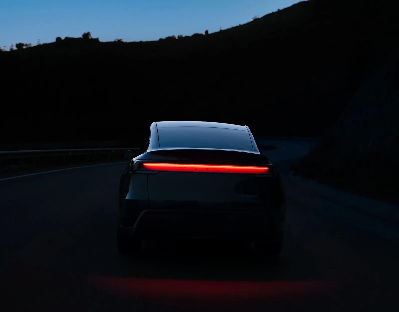 Tesla Model Y 在日本道路環境中的官方車身照片