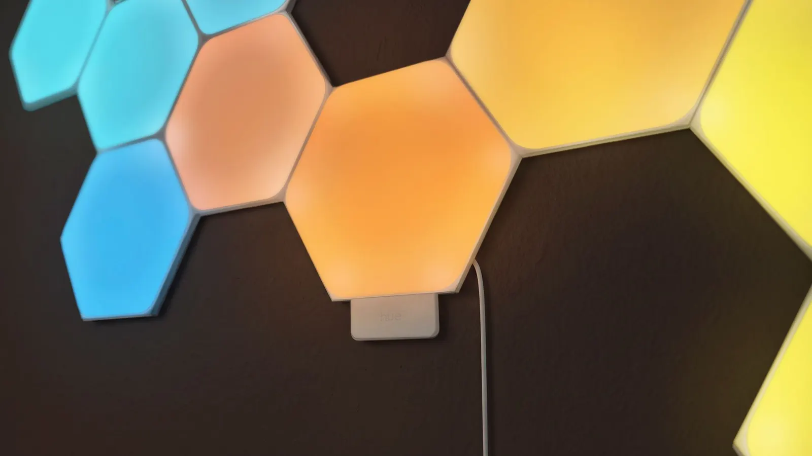 Nanoleaf Shapes 燈板加入 Philips Hue 客廳照明場景的官方示意圖