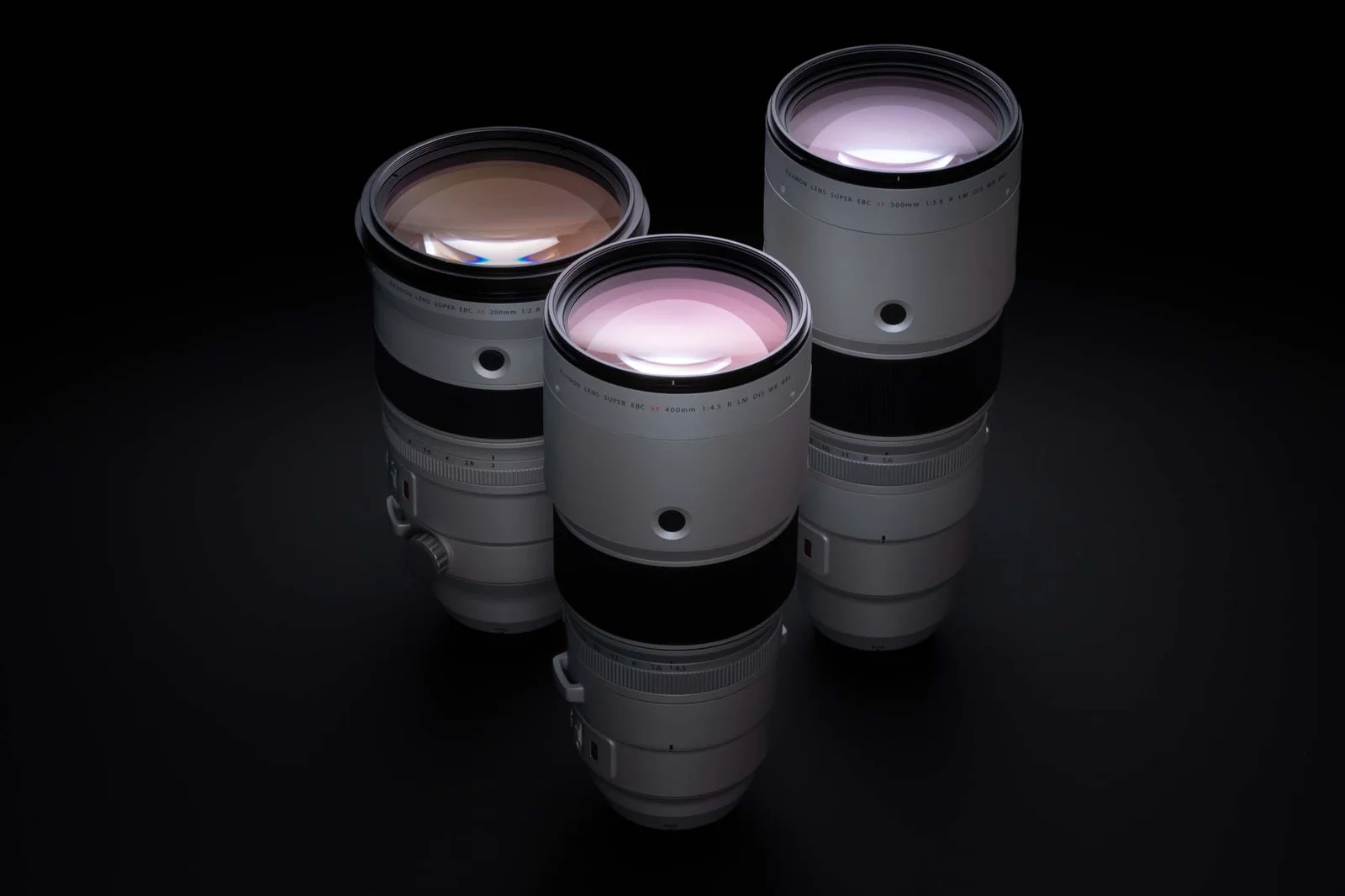 XF400mmF4.5 位於前方，與同系列 200mm、500mm 長焦鏡頭一起展示。