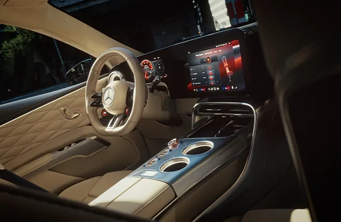 Mercedes-AMG GT SUV 駕駛座、螢幕與中央控制台