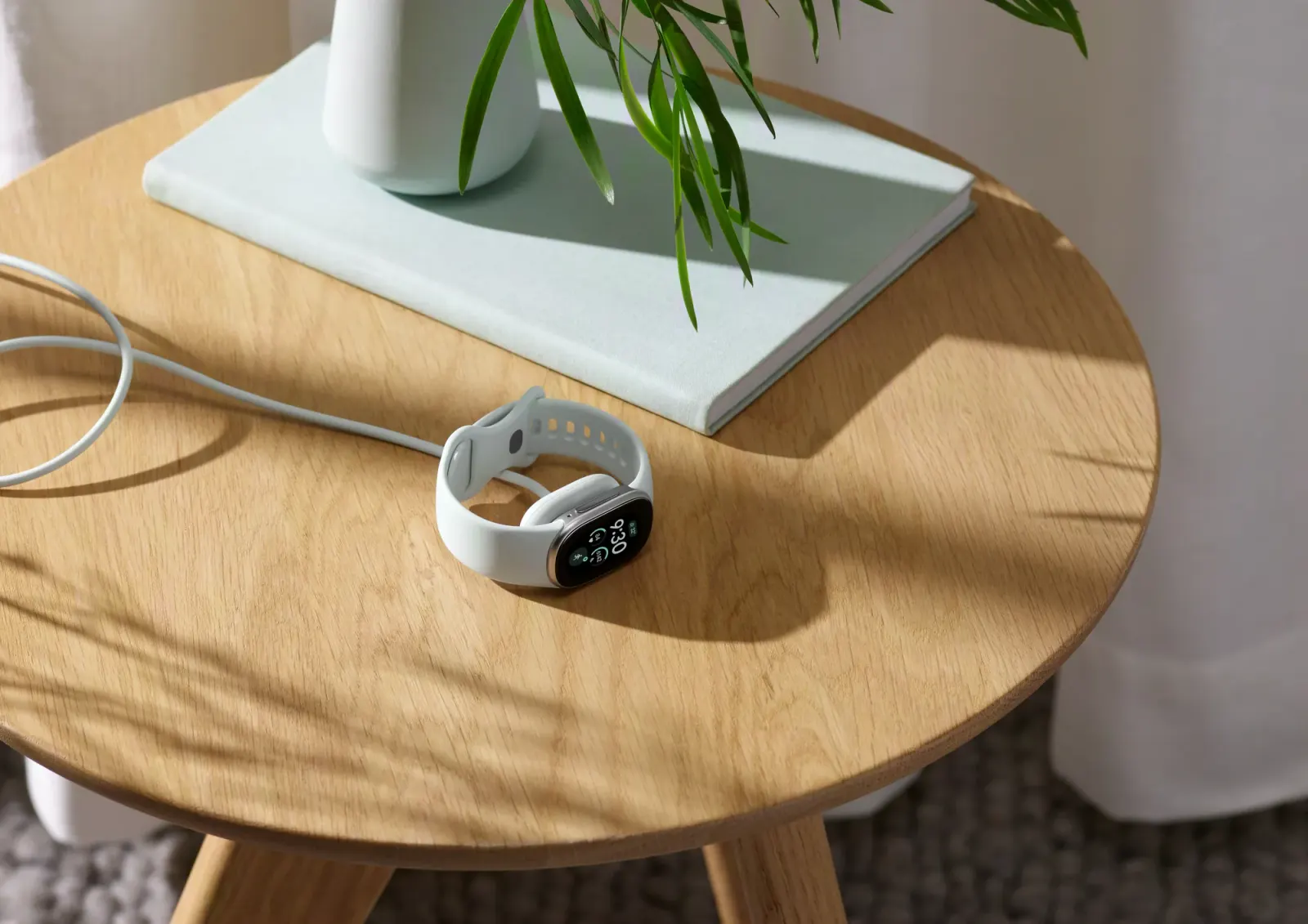 Fitbit Edge 放在桌上使用磁吸充電線補電
