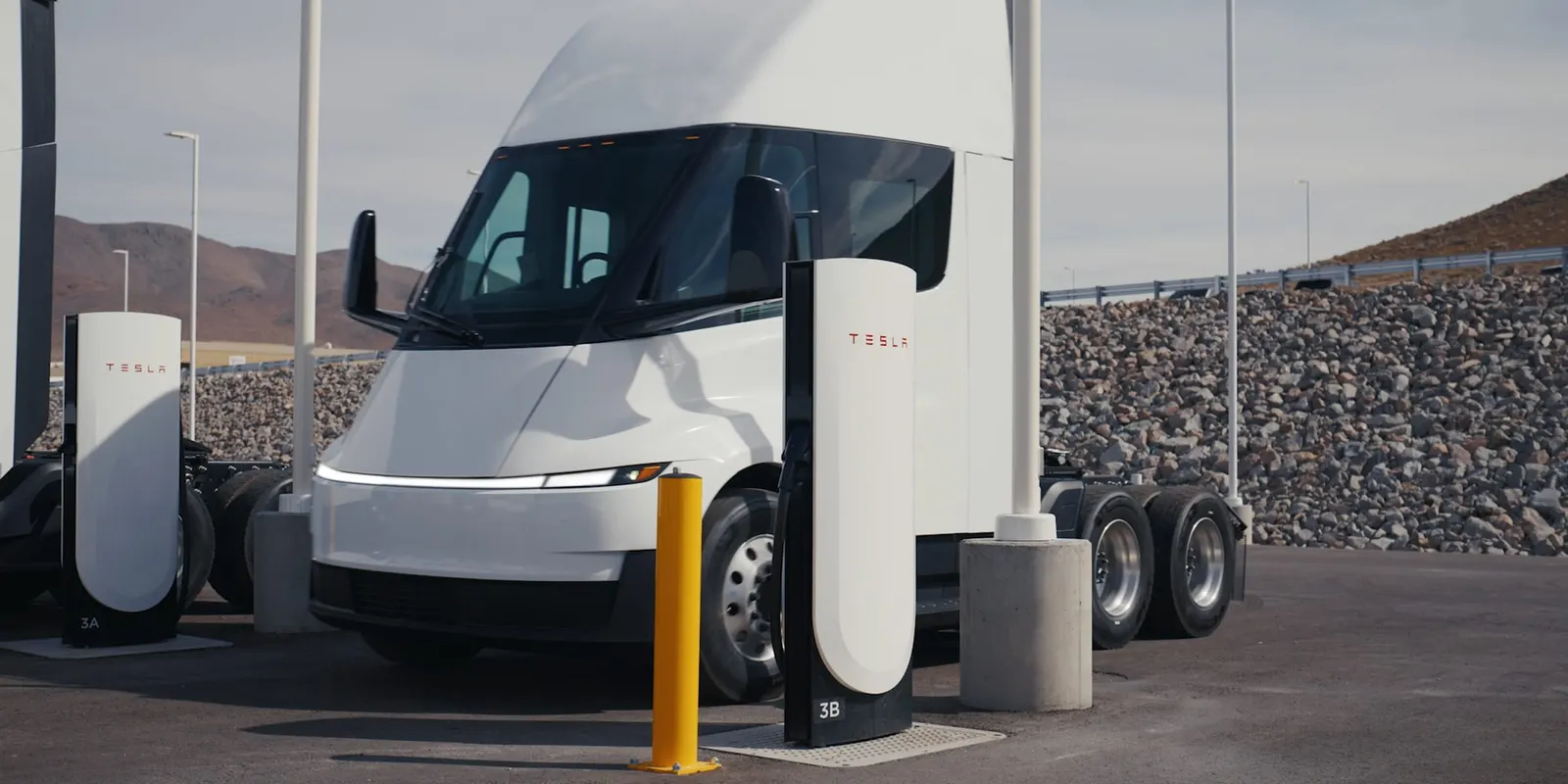 Tesla Semi 停在充電設備旁