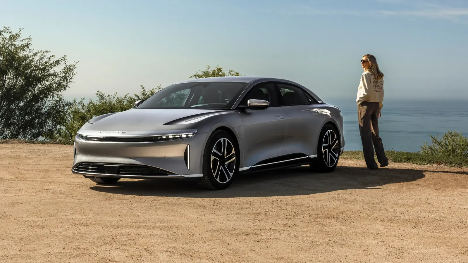 Lucid Air 在道路環境中行駛的官方外觀照片