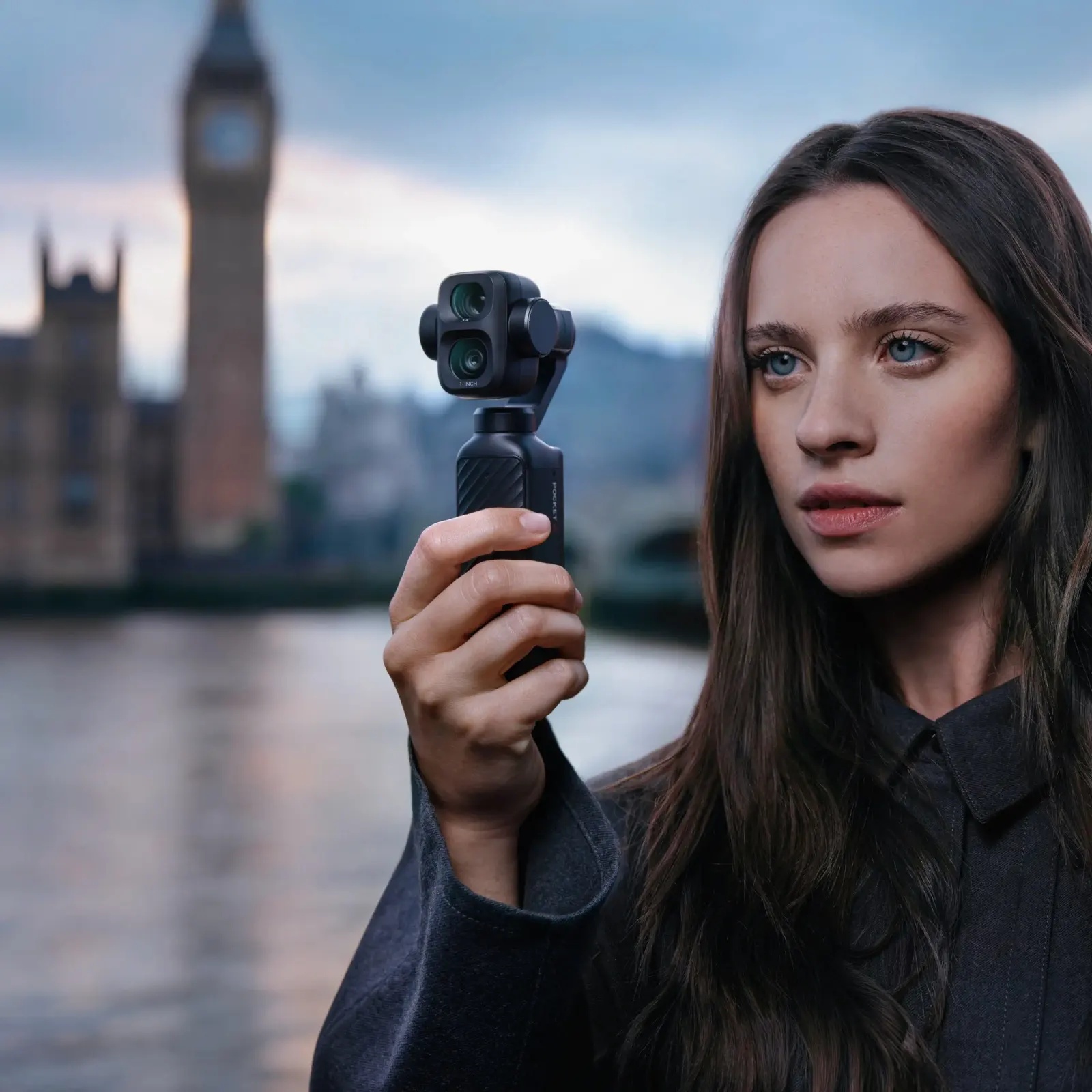 DJI Osmo Pocket 4P 手持拍攝情境，雙鏡頭雲台可在廣角與中焦之間切換