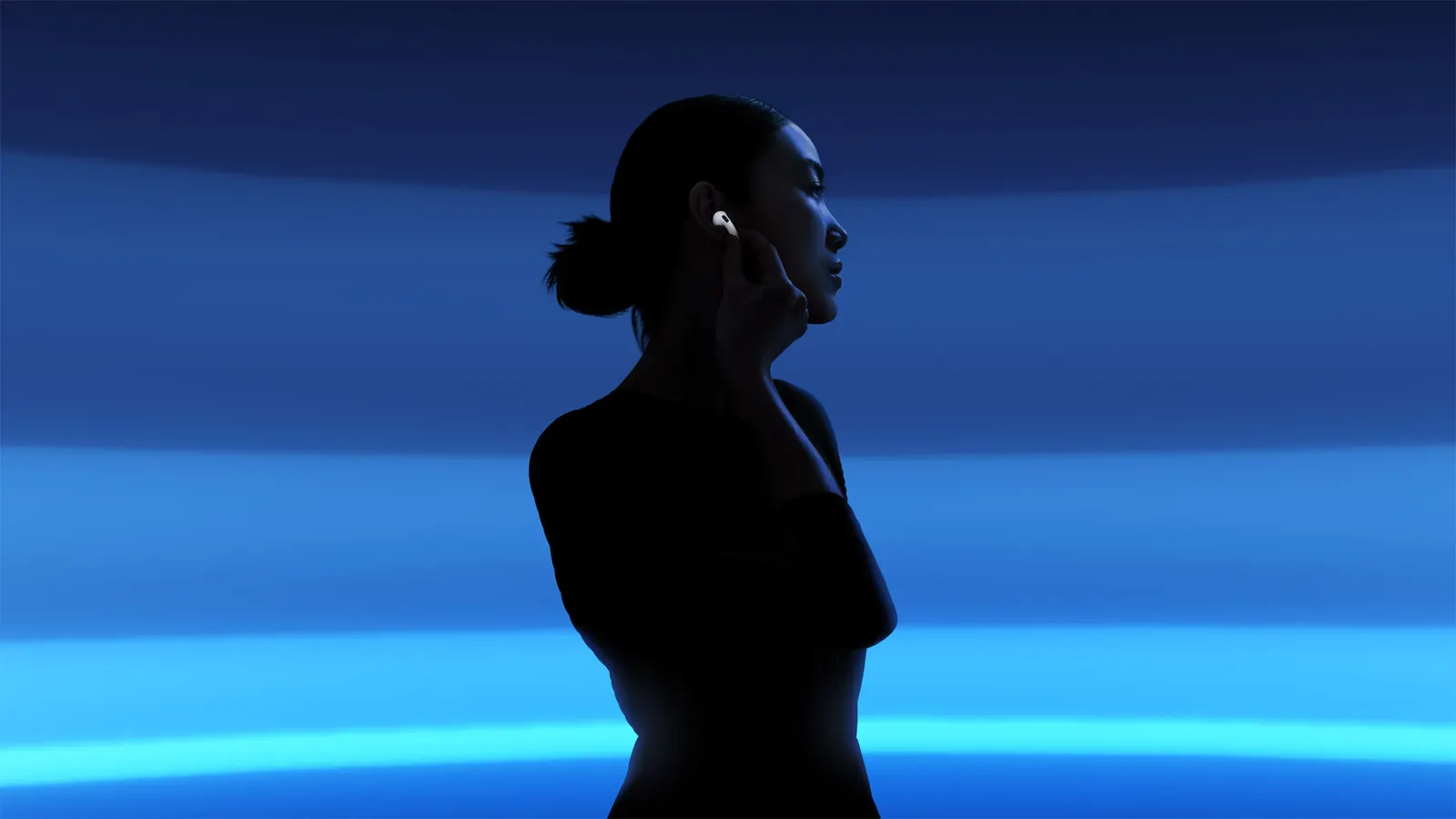 Apple 展示 AirPods 4 主動式降噪使用情境的前代官方資料照，非傳聞中的 AirPods 5