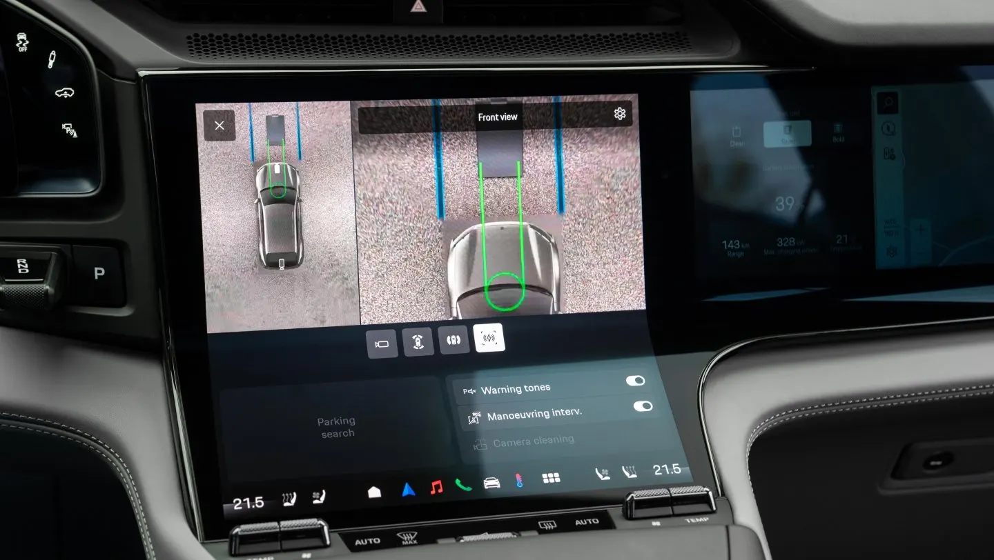 Porsche 車內螢幕的無線充電停車對位畫面