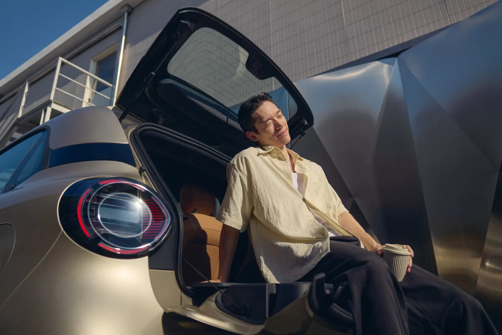 smart #2 下掀尾門作為停車休息座椅的官方示範