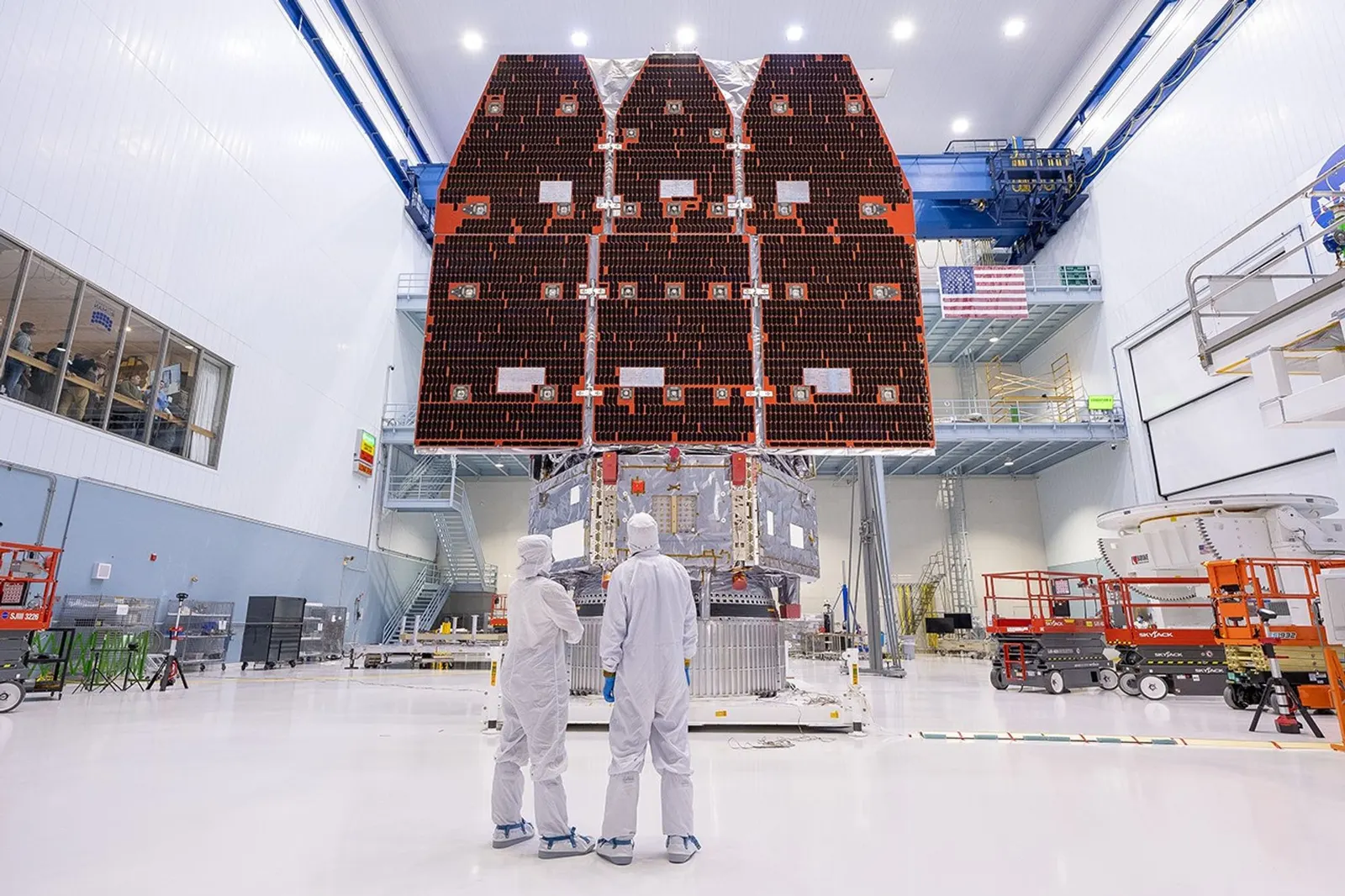 NASA 潔淨室內完成組裝的 Nancy Grace Roman 太空望遠鏡官方照片