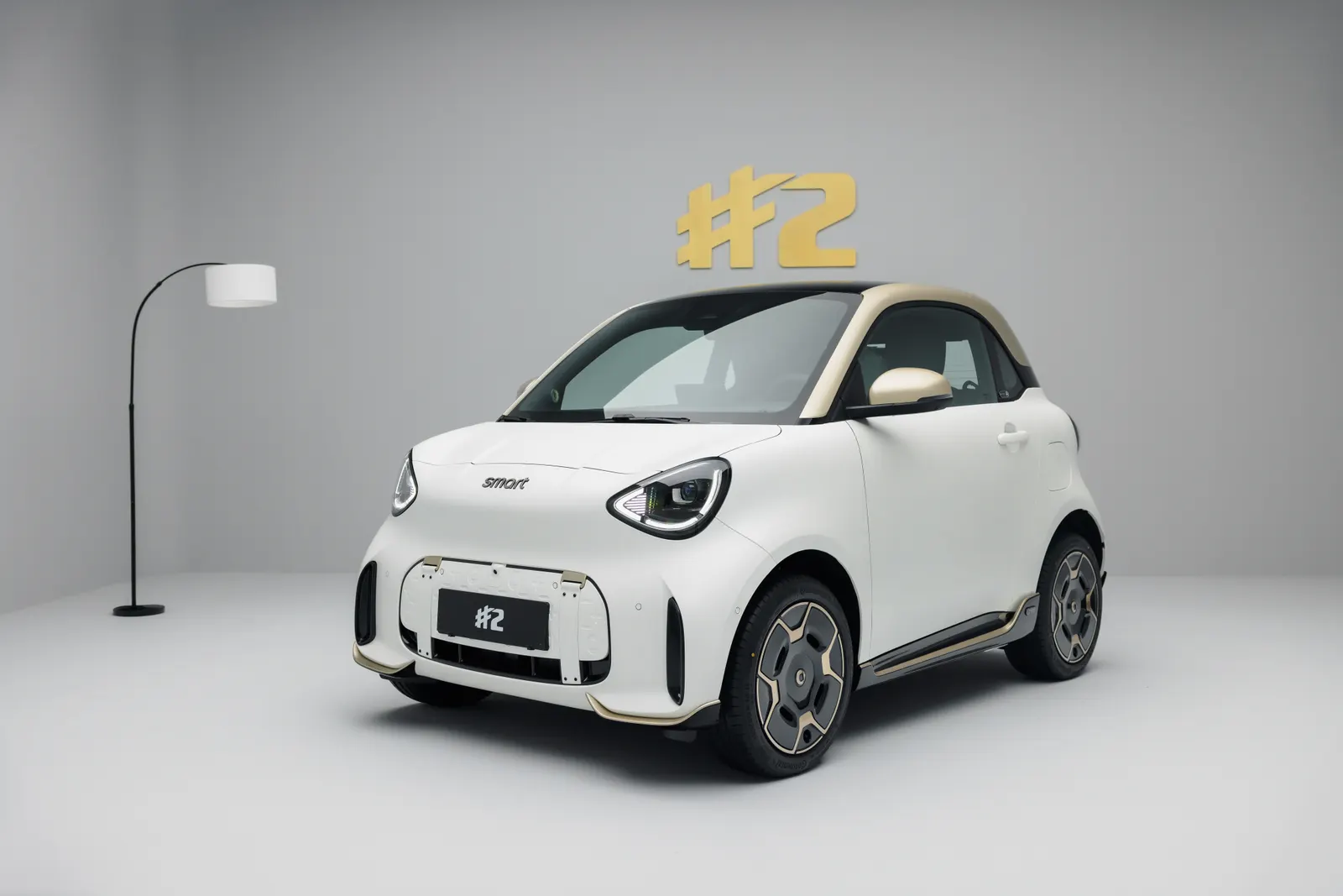 白色車身與金色車頂的 smart #2 Couture Edition