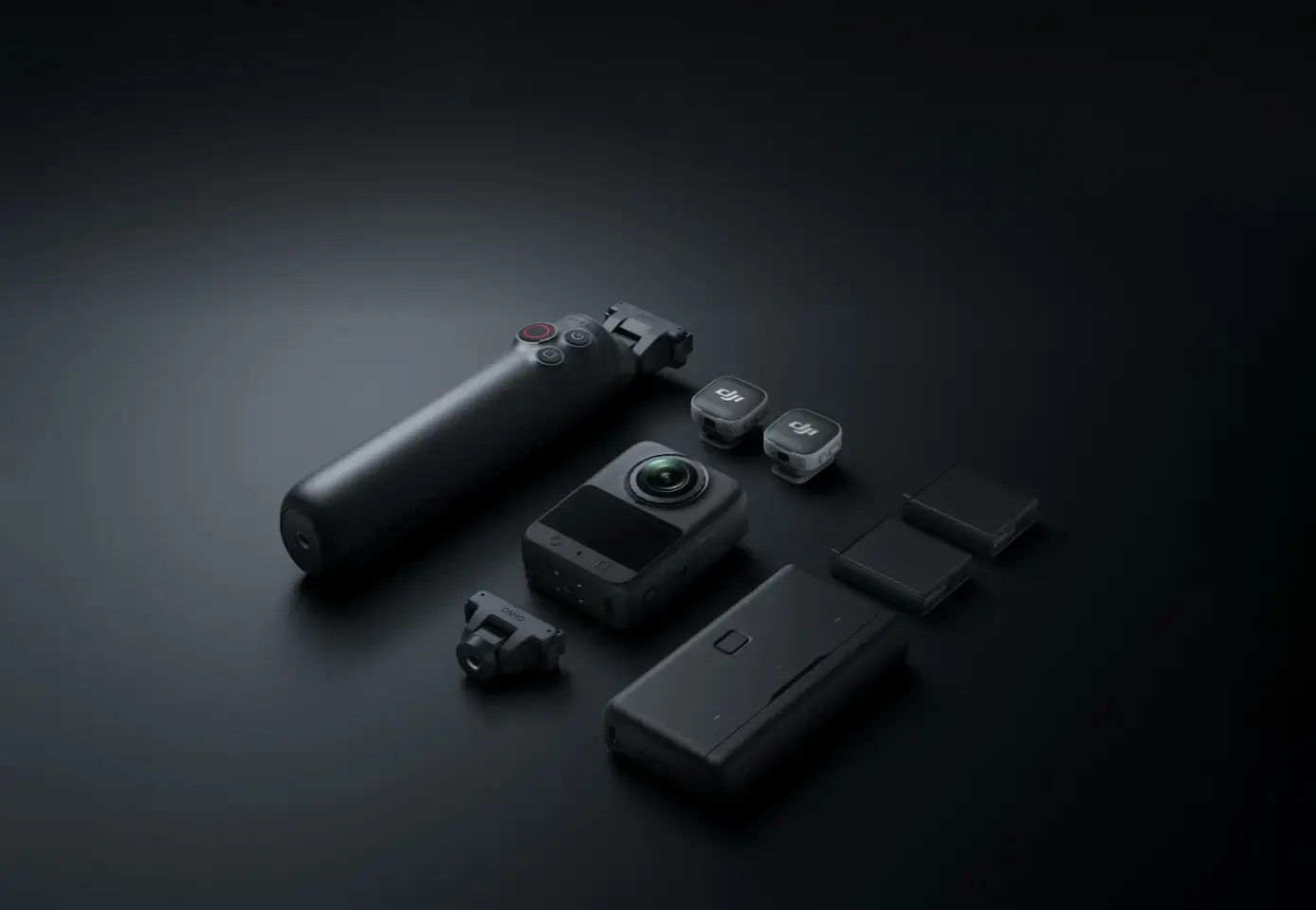 DJI Osmo 360 II 與自拍桿、麥克風及電池等官方配件組合