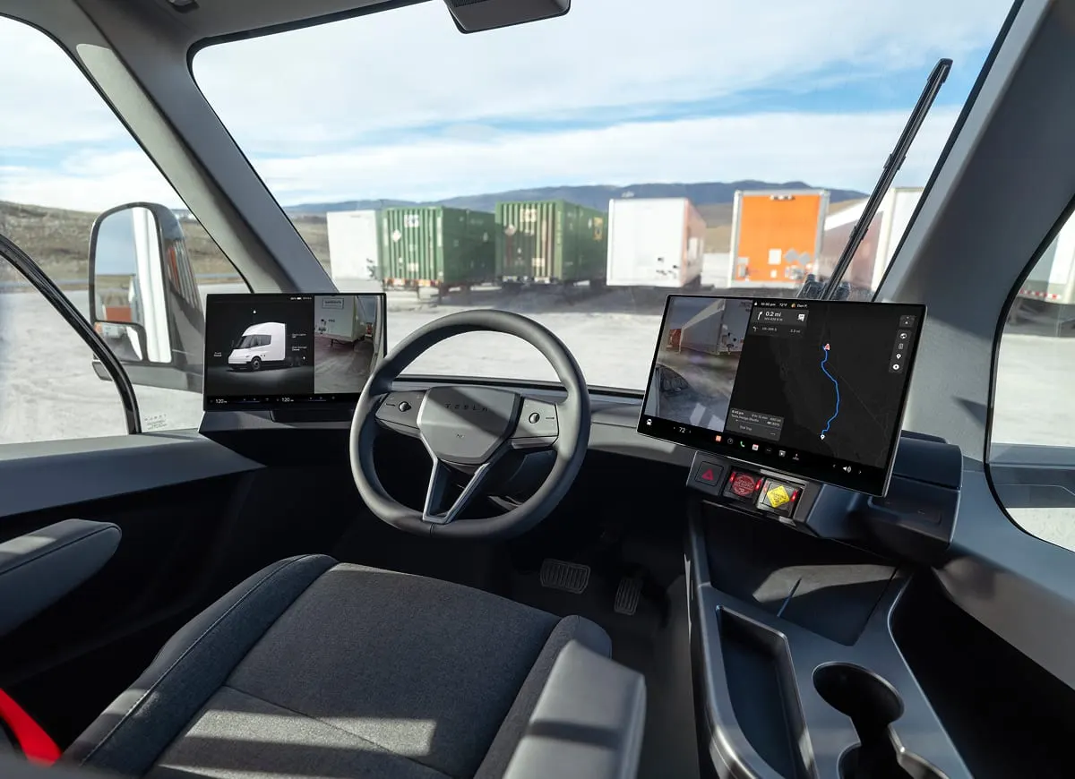 Tesla Semi 中央駕駛座與雙螢幕