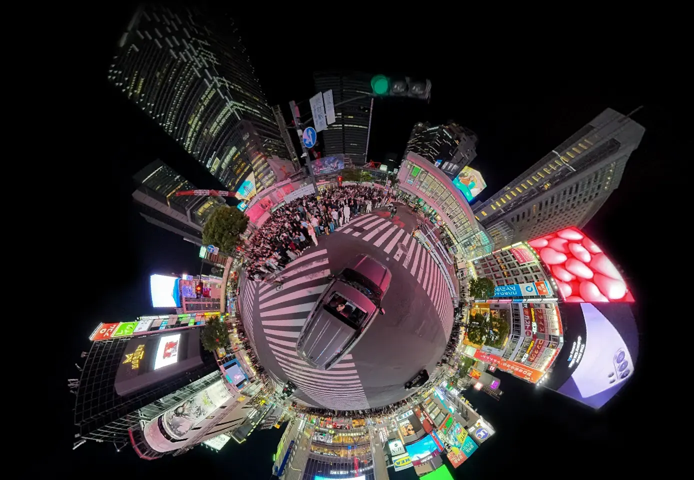 DJI Osmo 360 II 官方夜間全景示意，呈現城市夜景的 360 度小星球畫面