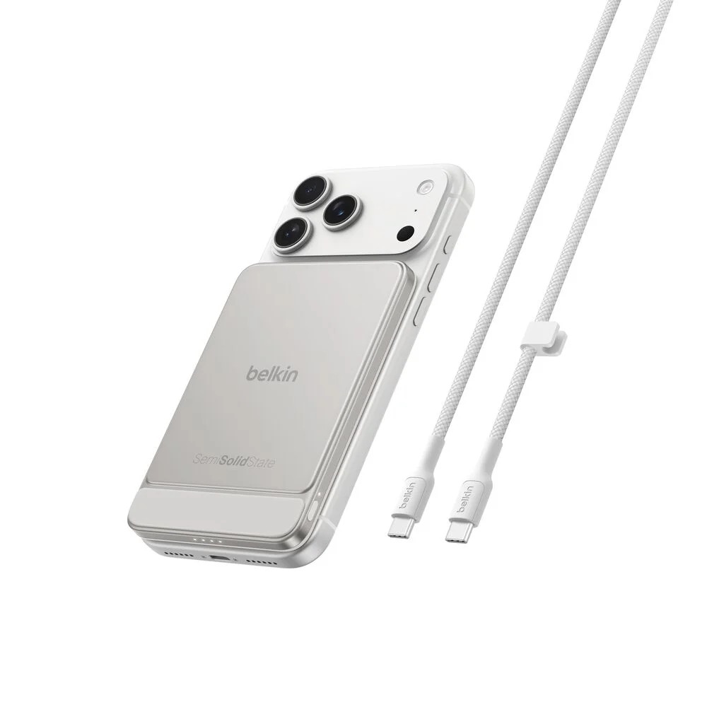 5K 版採薄型磁吸設計，隨附 USB-C 充電線。