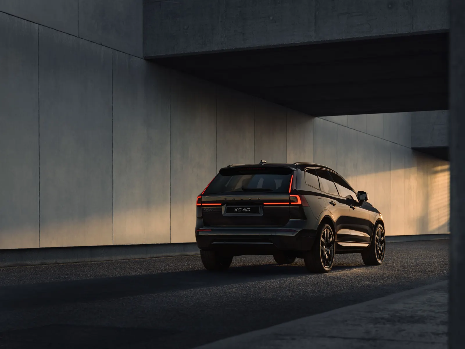Volvo XC60 Black Edition 後方與車側外觀